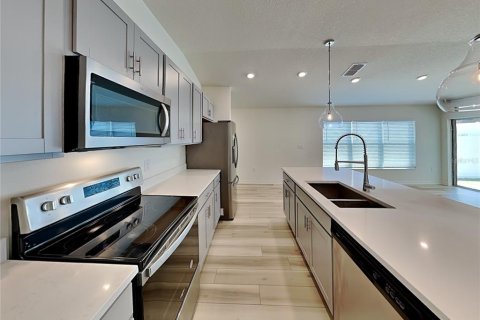 House in Davenport, Florida 4 bedrooms, 152.08 sq.m. № 2197273 - photo 5