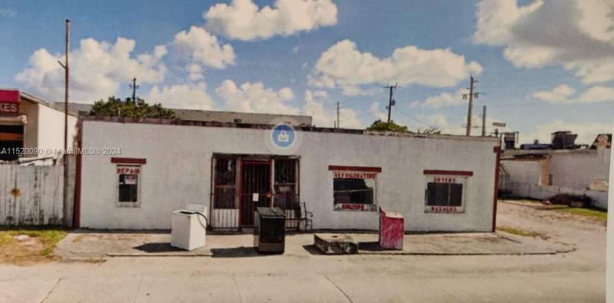 Commercial property in Opa-locka, Florida № 1710479