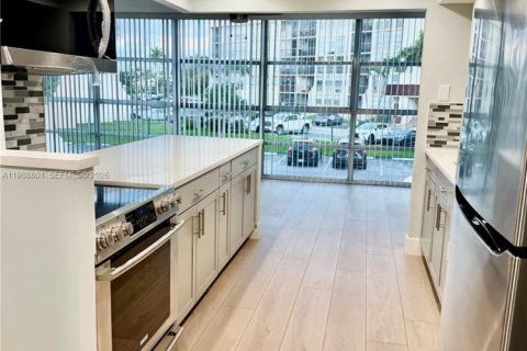 Copropriété à louer à Hallandale Beach, Floride: 2 chambres, 112.41 m2 № 2051555 - photo 4