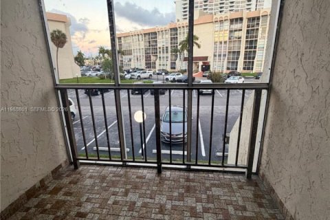 Copropriété à louer à Hallandale Beach, Floride: 2 chambres, 112.41 m2 № 2051555 - photo 9
