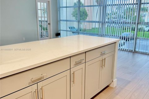 Copropriété à louer à Hallandale Beach, Floride: 2 chambres, 112.41 m2 № 2051555 - photo 2