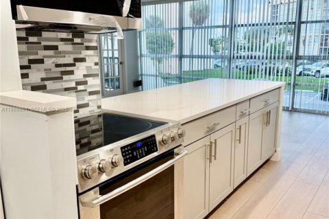 Condo à Hallandale Beach, Floride, 2 chambres  № 2051555