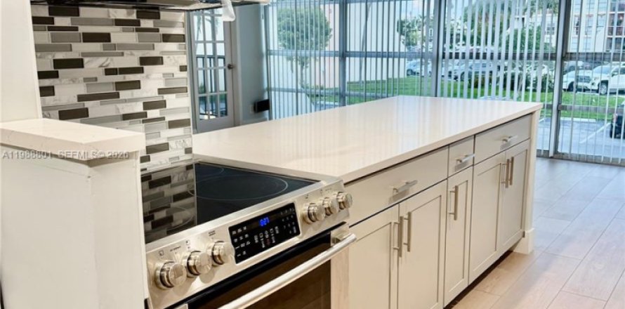 Condo à Hallandale Beach, Floride, 2 chambres  № 2051555