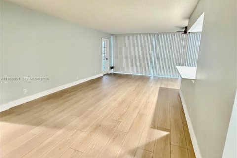 Copropriété à louer à Hallandale Beach, Floride: 2 chambres, 112.41 m2 № 2051555 - photo 12
