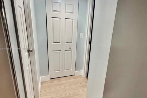 Copropriété à louer à Hallandale Beach, Floride: 2 chambres, 112.41 m2 № 2051555 - photo 8