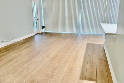 Copropriété à louer à Hallandale Beach, Floride: 2 chambres, 112.41 m2 № 2051555 - photo 10