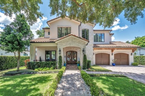 House in Winter Park, Florida 5 bedrooms, 294.87 sq.m. № 1843129 - photo 1