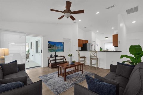 House in Davenport, Florida 4 bedrooms, 122.63 sq.m. № 2349668 - photo 6
