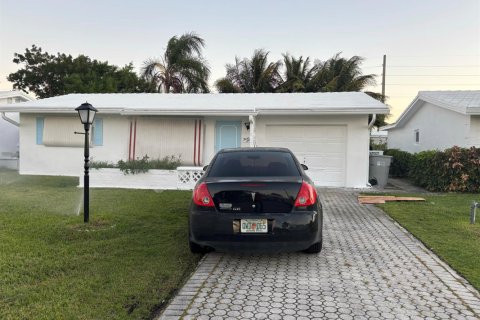 House in Pompano Beach, Florida 2 bedrooms, 115.11 sq.m. № 2251152