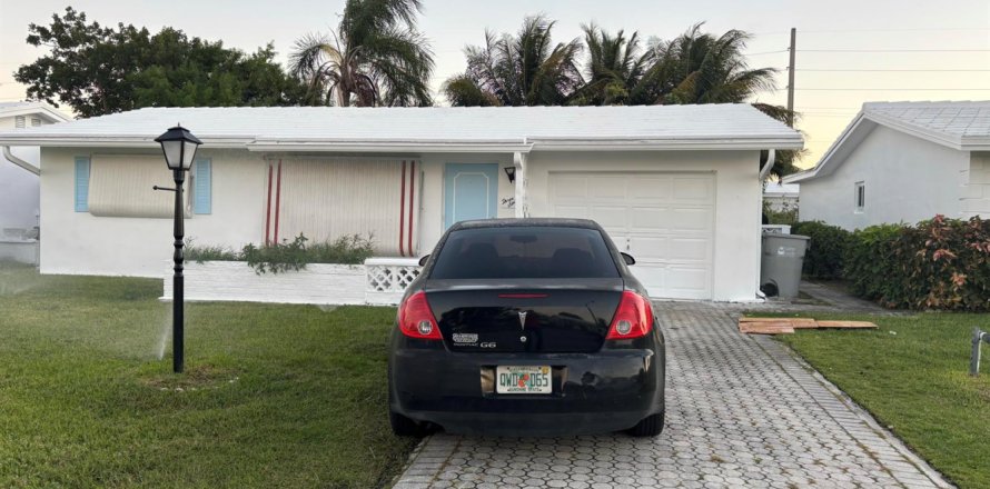 House in Pompano Beach, Florida 2 bedrooms, 115.11 sq.m. № 2251152