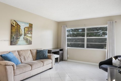 Condo in Lauderdale Lakes, Florida, 1 bedroom  № 2025572 - photo 4