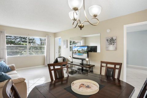 Condo in Lauderdale Lakes, Florida, 1 bedroom  № 2025572 - photo 3