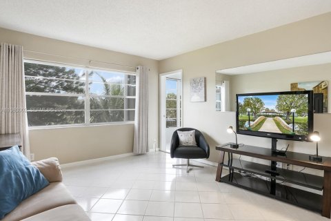 Condo in Lauderdale Lakes, Florida, 1 bedroom  № 2025572 - photo 2