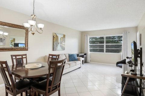 Condo in Lauderdale Lakes, Florida, 1 bedroom  № 2025572 - photo 1