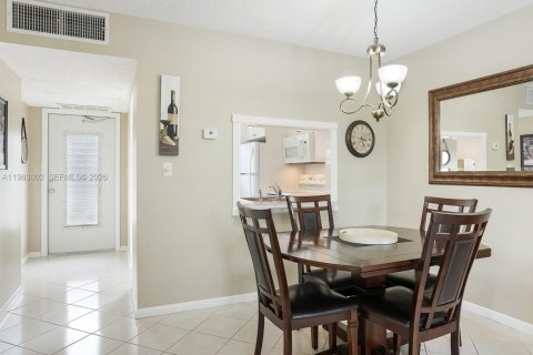 Condo in Lauderdale Lakes, Florida, 1 bedroom  № 2025572 - photo 5