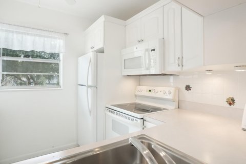 Condo in Lauderdale Lakes, Florida, 1 bedroom  № 2025572 - photo 14