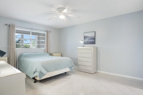 Condo in Lauderdale Lakes, Florida, 1 bedroom  № 2025572 - photo 8