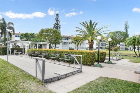 Condo in Lauderdale Lakes, Florida, 1 bedroom  № 2025572 - photo 21