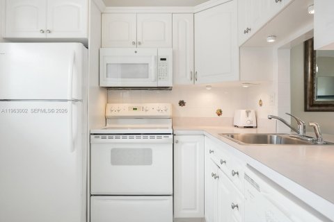 Condo in Lauderdale Lakes, Florida, 1 bedroom  № 2025572 - photo 11