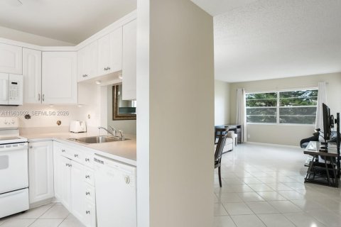 Condo in Lauderdale Lakes, Florida, 1 bedroom  № 2025572 - photo 6