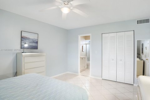 Condo in Lauderdale Lakes, Florida, 1 bedroom  № 2025572 - photo 9