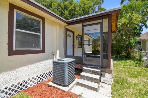 House in Tampa, Florida 4 bedrooms, 115.2 sq.m. № 1799924 - photo 8