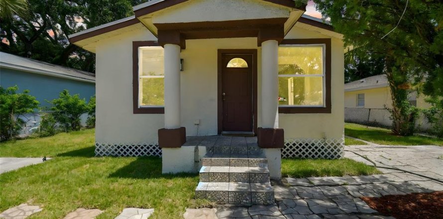House in Tampa, Florida 4 bedrooms, 115.2 sq.m. № 1799924