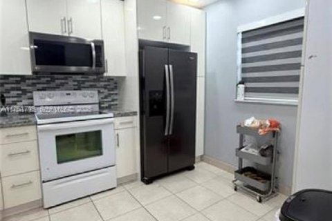 Condo in Plantation, Florida, 2 bedrooms № 2079424 - photo 11