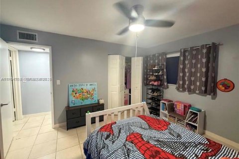Condo in Plantation, Florida, 2 bedrooms № 2079424 - photo 17