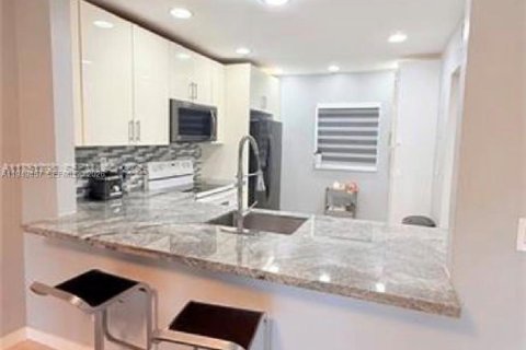 Condo in Plantation, Florida, 2 bedrooms № 2079424 - photo 2