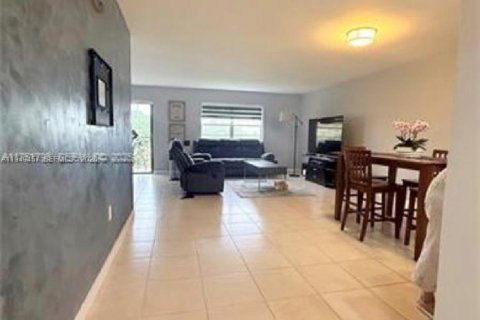 Condo in Plantation, Florida, 2 bedrooms № 2079424 - photo 4