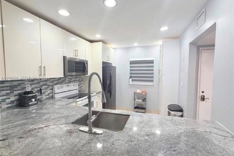 Condo in Plantation, Florida, 2 bedrooms № 2079424 - photo 3