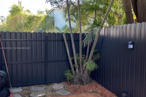 House in Miami, Florida 3 bedrooms, 134.62 sq.m. № 2004032 - photo 26