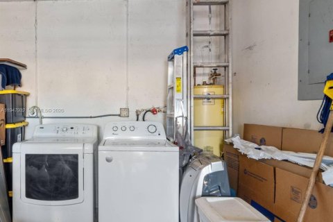 House in Miami, Florida 3 bedrooms, 134.62 sq.m. № 2004032 - photo 28