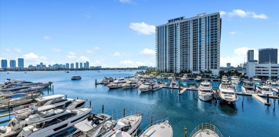 Condo à North Miami Beach, Floride, 2 chambres  № 1897103