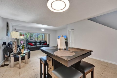 House in Sunrise, Florida 3 bedrooms, 140.47 sq.m. № 1987884 - photo 7