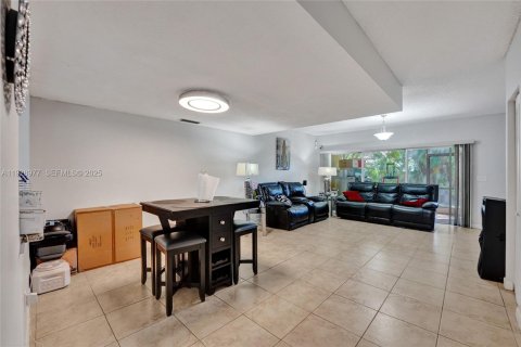 House in Sunrise, Florida 3 bedrooms, 140.47 sq.m. № 1987884 - photo 8