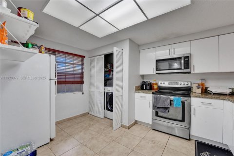 House in Sunrise, Florida 3 bedrooms, 140.47 sq.m. № 1987884 - photo 3