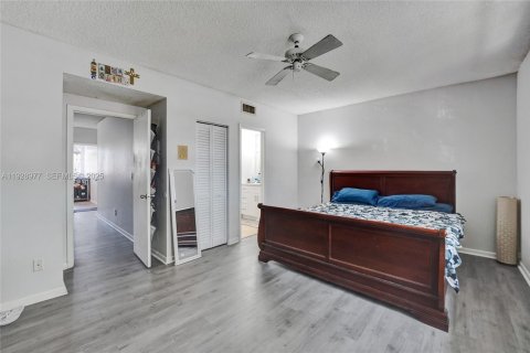 House in Sunrise, Florida 3 bedrooms, 140.47 sq.m. № 1987884 - photo 17