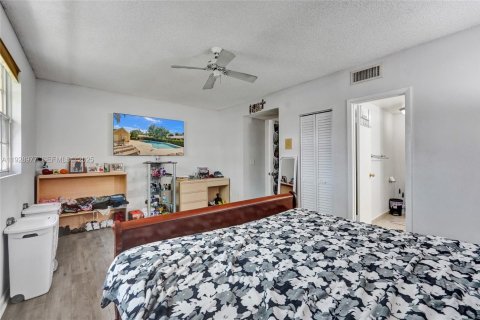 House in Sunrise, Florida 3 bedrooms, 140.47 sq.m. № 1987884 - photo 18