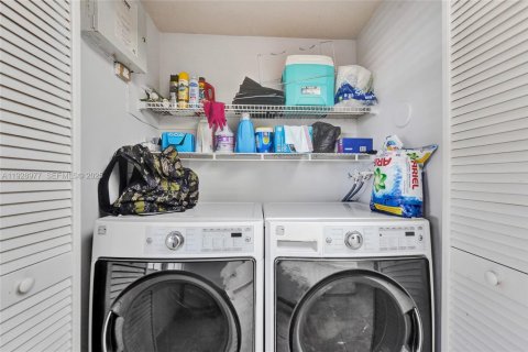 House in Sunrise, Florida 3 bedrooms, 140.47 sq.m. № 1987884 - photo 6