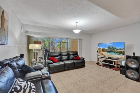 House in Sunrise, Florida 3 bedrooms, 140.47 sq.m. № 1987884 - photo 12