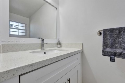 House in Sunrise, Florida 3 bedrooms, 140.47 sq.m. № 1987884 - photo 26