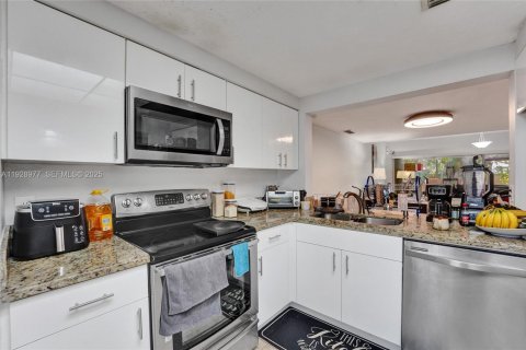 House in Sunrise, Florida 3 bedrooms, 140.47 sq.m. № 1987884 - photo 2