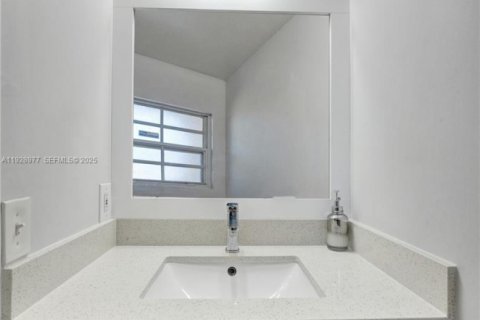 House in Sunrise, Florida 3 bedrooms, 140.47 sq.m. № 1987884 - photo 27