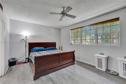 House in Sunrise, Florida 3 bedrooms, 140.47 sq.m. № 1987884 - photo 16