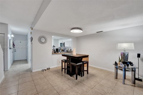 House in Sunrise, Florida 3 bedrooms, 140.47 sq.m. № 1987884 - photo 9