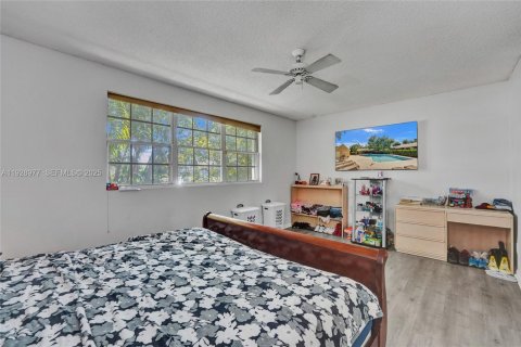 House in Sunrise, Florida 3 bedrooms, 140.47 sq.m. № 1987884 - photo 19