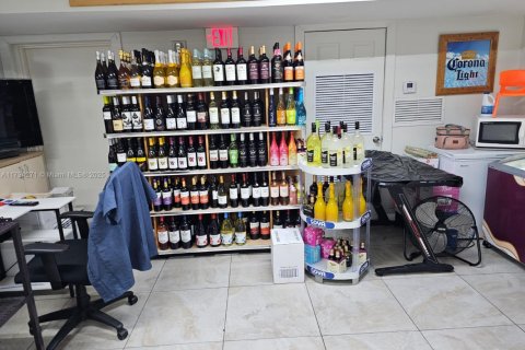 Propiedad comercial en venta en Miami, Florida № 1860942 - foto 3