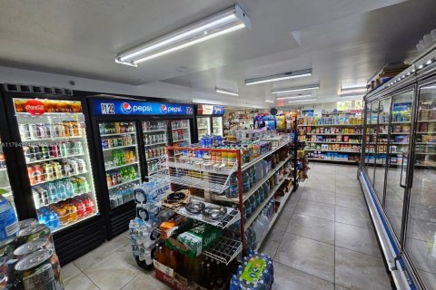 Propiedad comercial en venta en Miami, Florida № 1860942 - foto 2